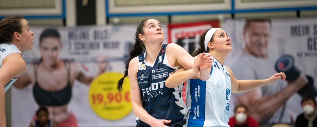 Das Bild zeigt Julia Köppl (links) und eine Spielerin der BasCats Heidelberg. 