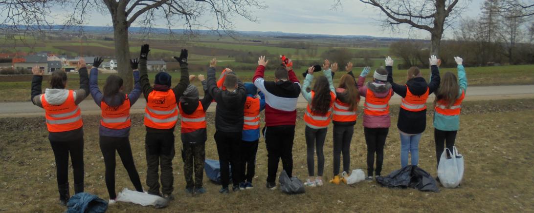 Das Bild zeigt die Schüler der MS Oettingen bei ihrer Müllsammelaktion. 