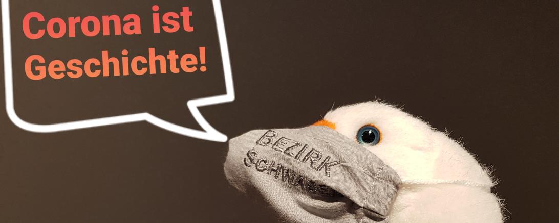 Das Bild zeigt die Museumsgans Marie mit Maske. 