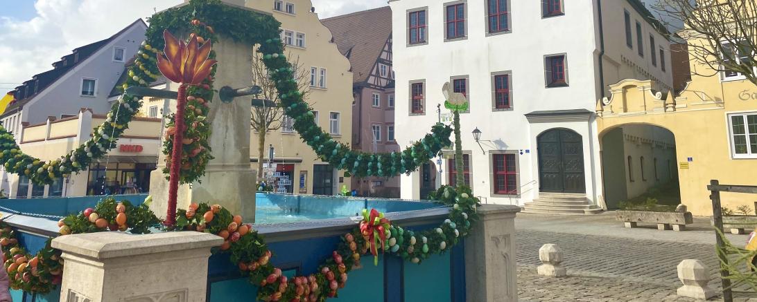 Der Wemdinger Osterbrunnen.