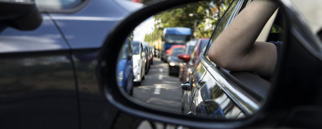 Das Bild zeigt den Außenrückspiegel eines Pkw. 