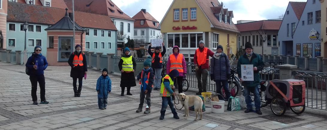 Das Bild zeigt die Plogging-Gruppe. 