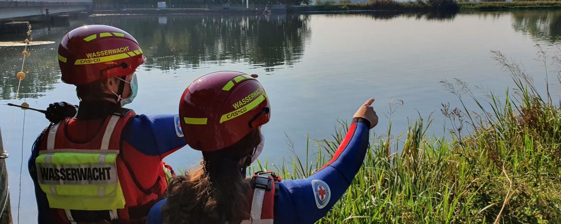 Das Bild zeigt zwei Mitglieder der Kreiswasserwacht Nordschwaben. 