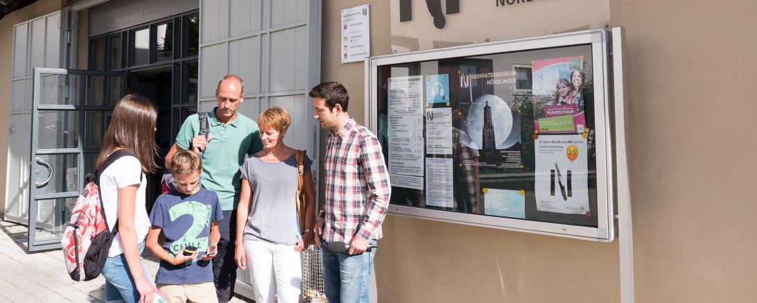 Das Bild zeigt Touristen vor dem Rieskratermuseum in Nördlingen. 