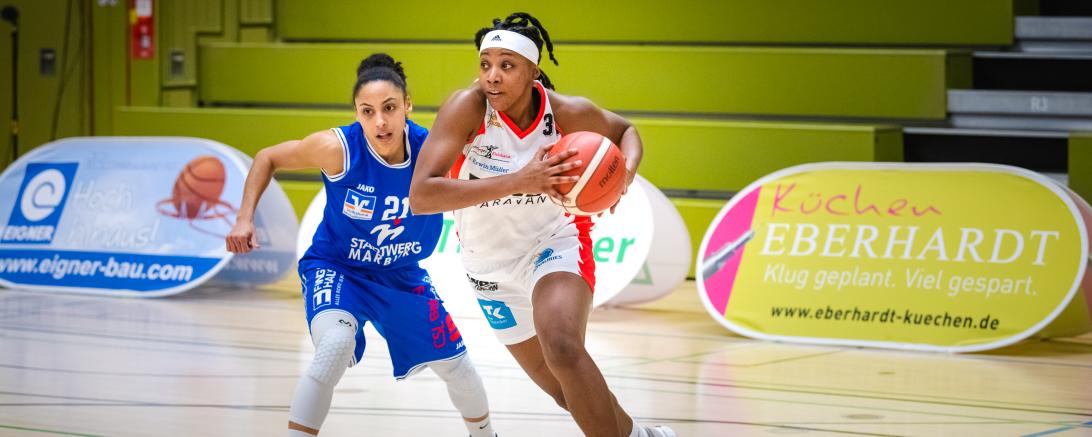 Das Bild zeigt Respect Leaphart im Spiel gegen den BC Pharmaserv Marburg. 