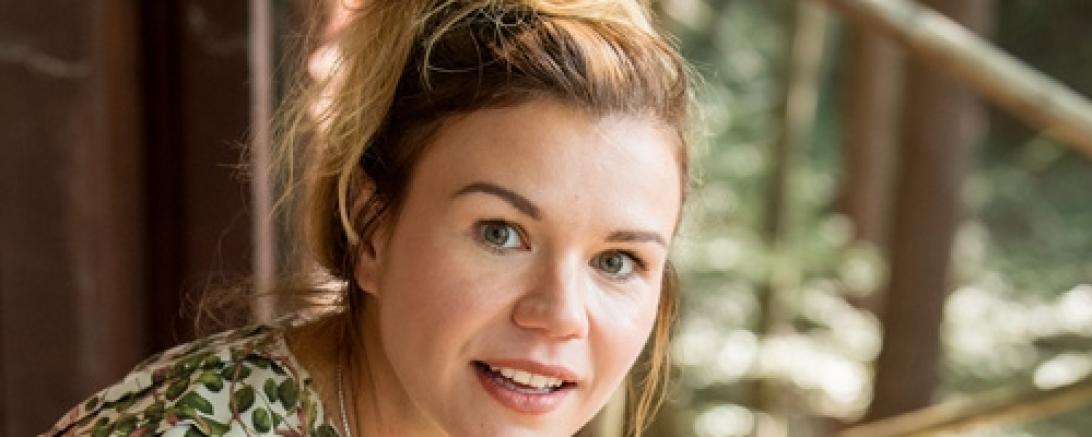 Das Bild zeigt Autorin Romy Hausmann. 