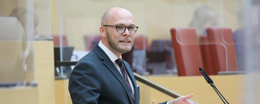 Das Bild zeigt Dr. Fabian Mehring. 