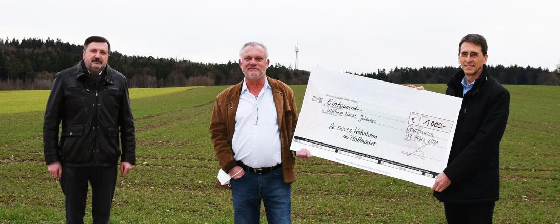 Das Bild zeigt Fridolin Gößl (Bürgermeister der Gemeinde Oberhausen), Herr Dr. Michael Schmiz (Gewinner und Spender), Herr Robert Freiberger (Geschäftsführer der Stiftung Sankt Johannes)