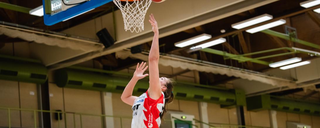 Angels-Centerin Tori Waldner