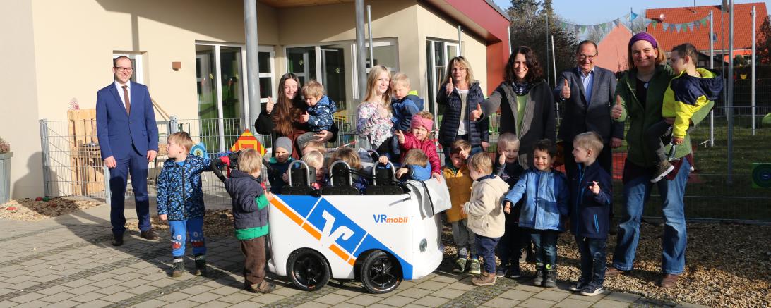 Unser Bild zeigt: Stefan Fackler von der RVB Ries (links), Einrichtungsleiterin Petra Steinmeyer (Vierte von links) und Bürgermeister Dietmar Höhenberger mit Mitarbeiterinnen und Kindern der Kindertagesstätte Schwörsheim. 