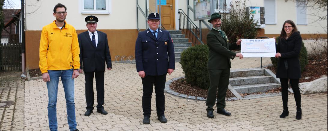 Das Bild zeigt die Spendenübergabe in Hausen. 