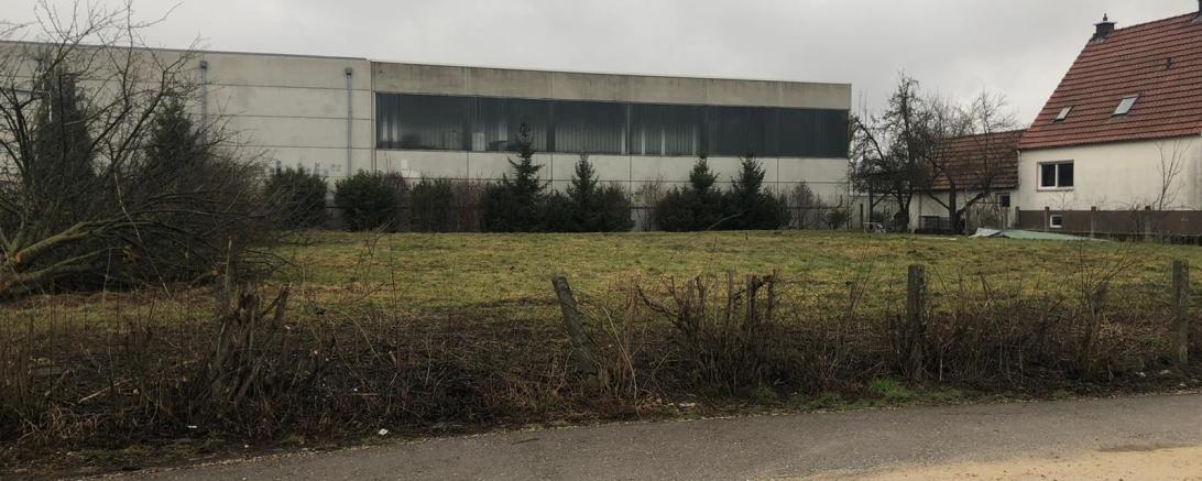Auf diesem Grundstück in Donauwörth soll in Zukunft die Mehrzweckhalle gebaut werden. 