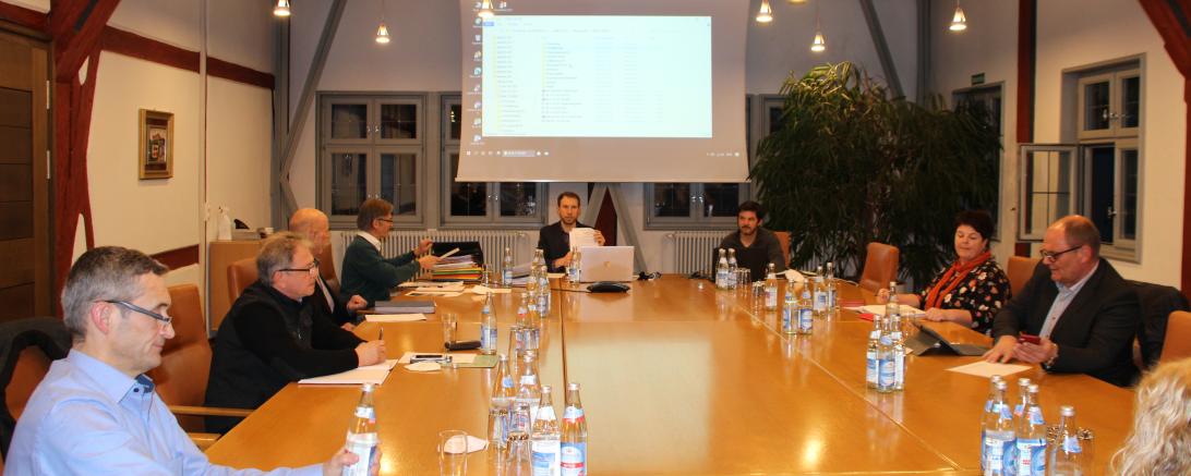 Bauausschussmitglieder Oettingen sitzen an Sitzungstisch