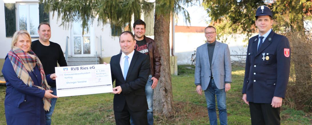 Sechs Personen bei einer Scheckübergabe