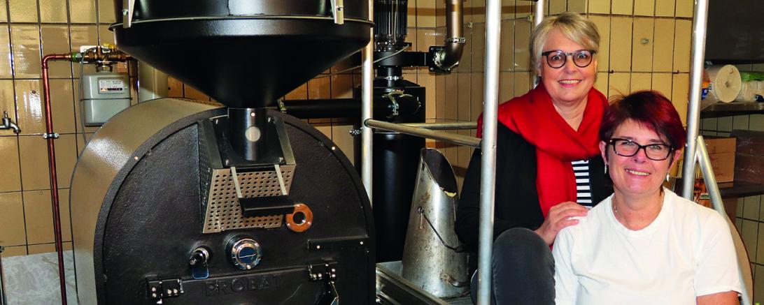 Das Team vom „Erdnussröster Nördlingen“: Astrid Grunert (links) und Bärbel Krause. 