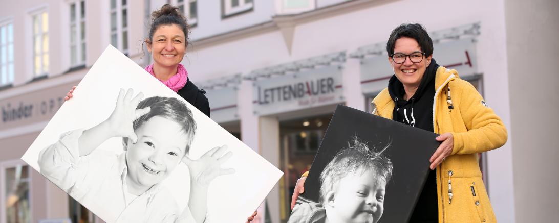 Silke Hampp (links) von der Down-Syndrom-Elterngruppe und die Geschäftsstellenleiterin des Stadtmarketingvereins, Susanne Vierkorn.