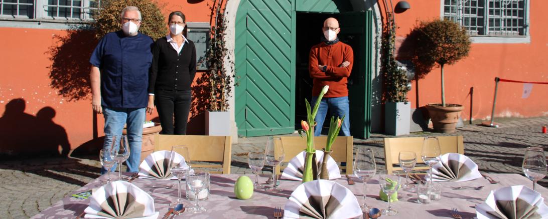 Ulrich Raab, Sonja Dambacher, Michael Dambacher mit gedecktem Tisch vor Schranne Nördlingen