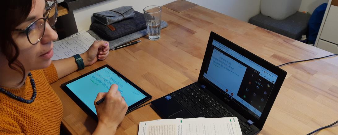 Lehrerin beim Homeschooling. 