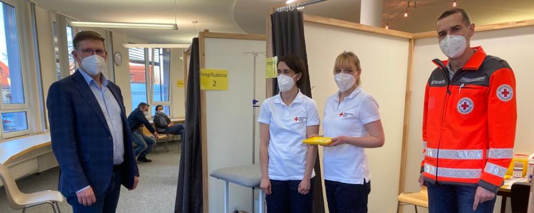 Landrat Stefan Rößle und Arthur Lettenbauer vom BRK machten sich selbst ein Bild von den beiden Impfzentren in Donauwörth und Nördlingen. 