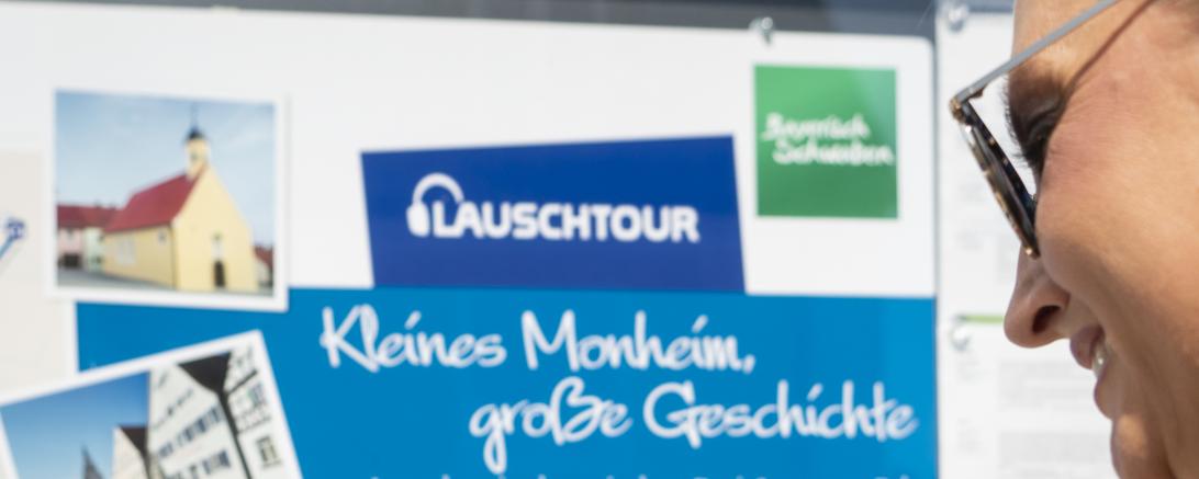 Frau hält Flyer zu Lauschtour Monheim