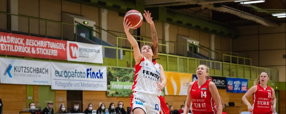 Das Bild zeigt Magaly Meynadier bei einem Layup-Versuch