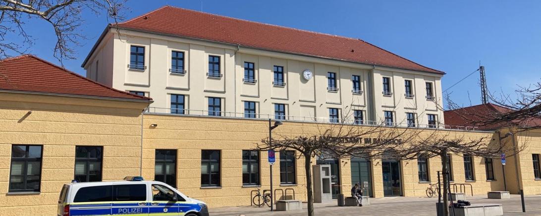 Das Bild zeigt den Nördlinger Bahnhof und ein Einsatzfahrzeug der Polizei. 