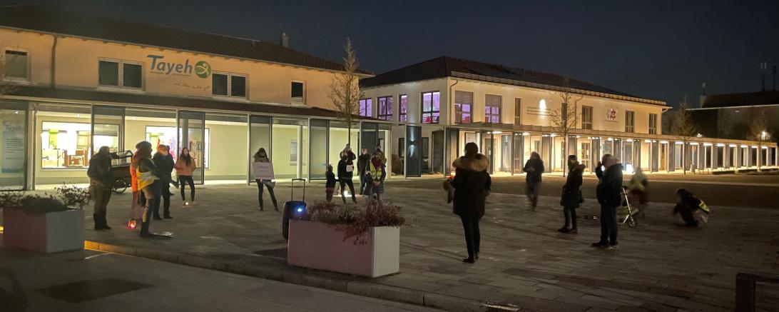 Mehrere Personen versammelten sich am vergangenen Mittwochabend auf dem Marktplatz in Asbach-Bäumenheim, um gegen die geltenden Corona-Maßnahmen zu demonstrieren. 