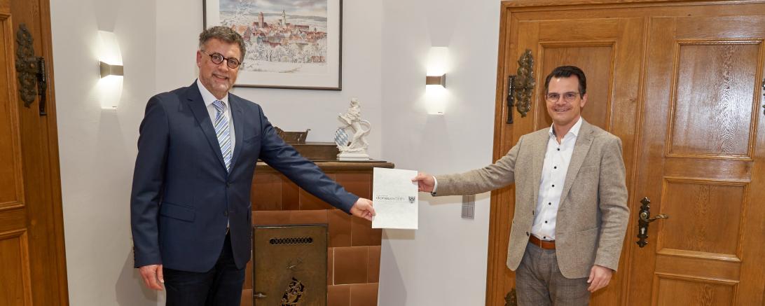 Übergabe der offiziellen Ernennungsurkunde für Stadtheimatpfleger Thomas Heitele durch Oberbürgermeister Jürgen Sorré.