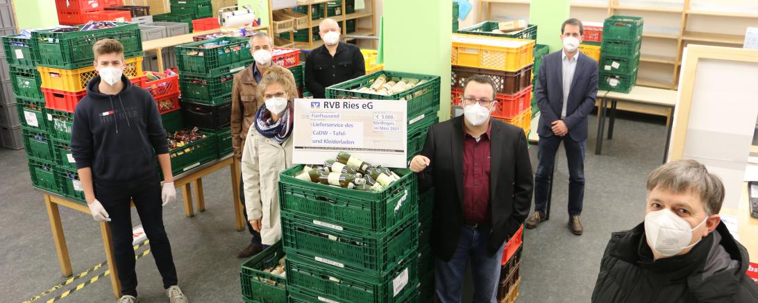 Personen mit Masken im Kaufhaus