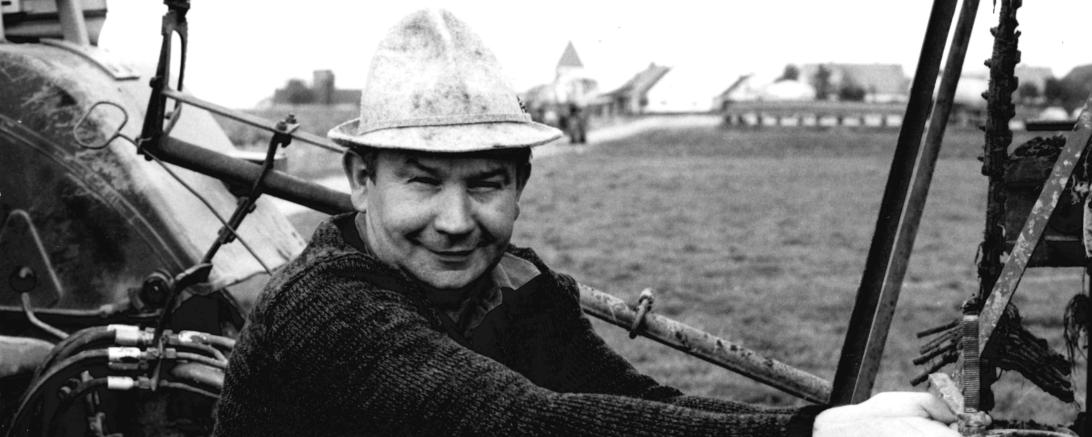Edgar Würth mit Hut an Traktor
