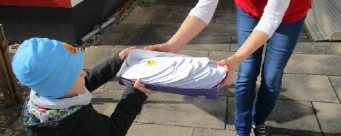 Das Bild zeigt die Übergabe der Ostergrußkarten.