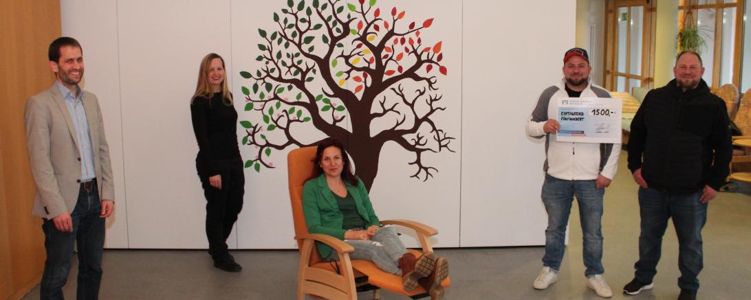 Das Bild zeigt die Spendenübergabe in der Tagespflege Oettingen. 