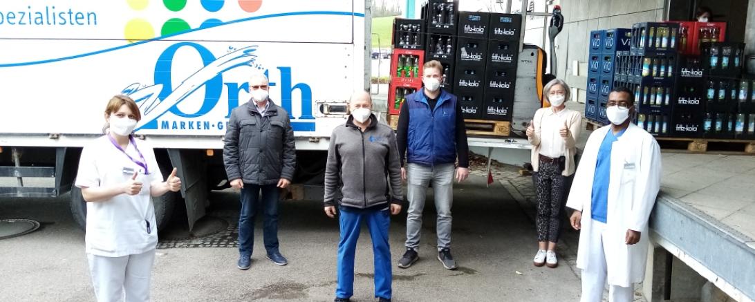 Das Bild zeigt die Getränkeübergabe