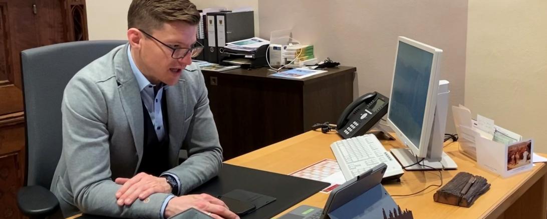Das Bild zeigt den OB David Wittner bei einer Videokonferenz mit der Partnerstadt Wagga Wagga.