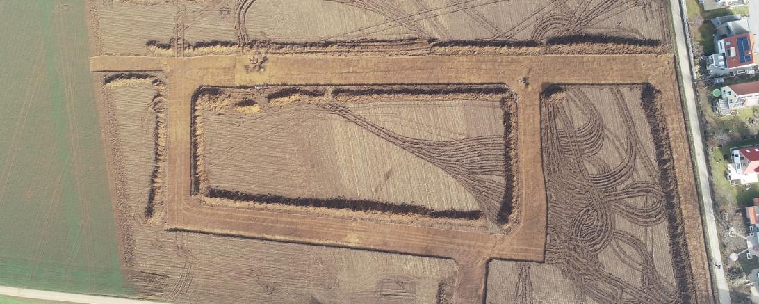 Das Luftbild zeigt die Baufläche in Kleinerdlingen von oben.