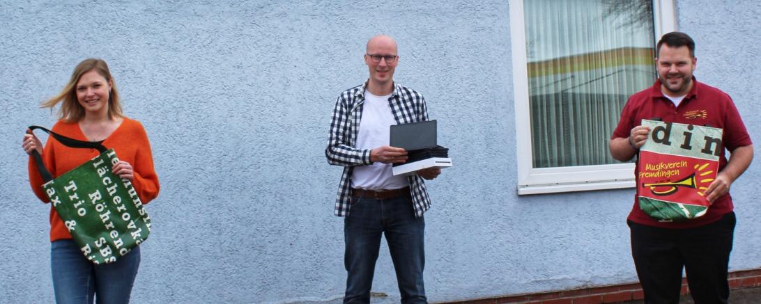 Das Bild zeigt Jana Stimpfle, Christian Richter (beide vom Berufsbildungsbereich der Donau-Ries-Werkstätten) und Benjamin Seefried, Vorstand des Musikverein Fremdingen bei der Spendenübergabe. 