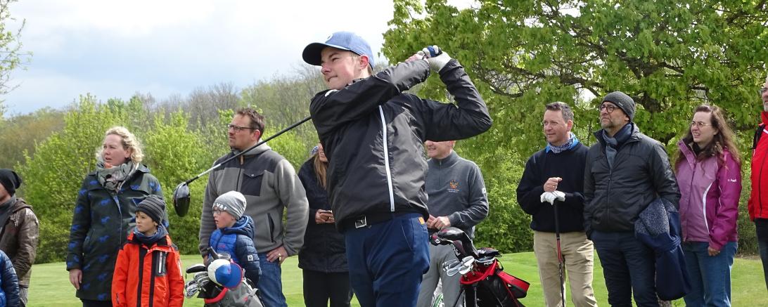 Das Bild zeigt einen Golfer beim Abschlag. 