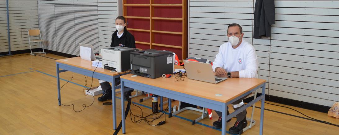 Das Bild zeigt Mitarbeiter des BRK beim Impftermin in der Riedlinger Grundschule. 