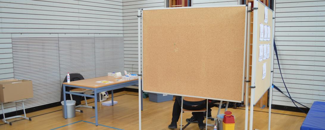 Das Bild zeigt eine provisorische Impfkabine in der Riedlinger Schul-Turnhalle.