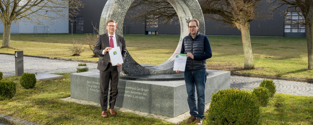 Das Bild zeigt Landrat Stefan Rößle und Prokurist Friedrich Gerlinger bei der Urkundenübergabe. 