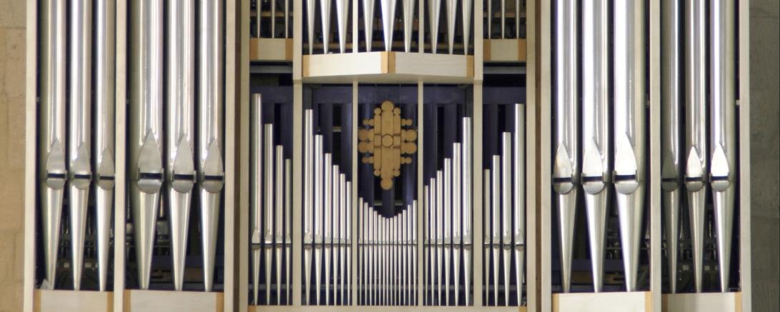 Das Bild zeigt die Orgel der St. Georgskirche in Nördlingen.