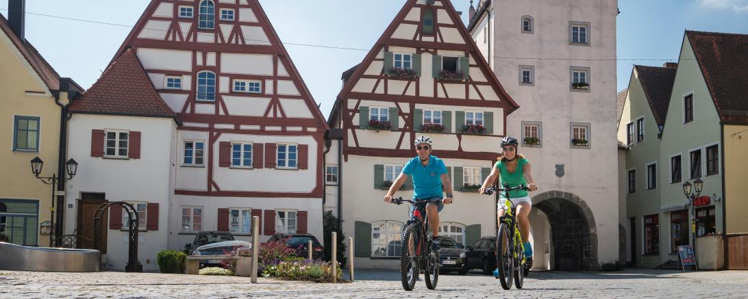 Das Bild zeigt Radfahrer in der Monheimer Innenstadt. 