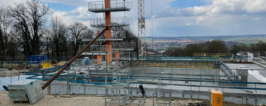 Blick auf die Baustelle am Springerbecken im Donauwörther Freibad. 