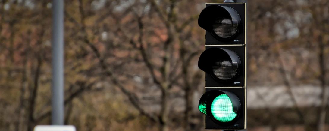 Das zeigt eine Ampel, die auf grün steht.