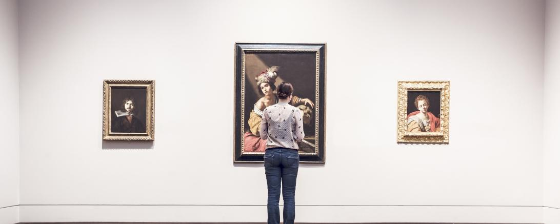 Das Bild zeigt eine Frau auf einer Ausstellung.