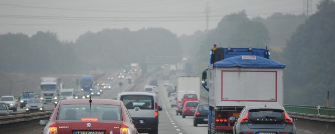 Das Bild zeigt Autos auf einer Autobahn.