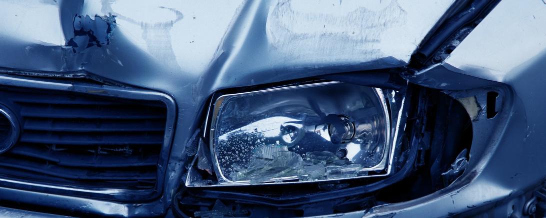 Das Bild zeigt einen kaputten Scheinwerfer von einem Auto.