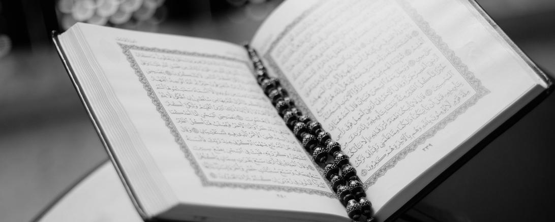 Das Bild zeigt eine aufgeschlagenen Seite des Koran. 