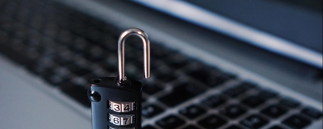 Auf dem Bild ist ein Schloss und ein Laptop im Hintergrund. 