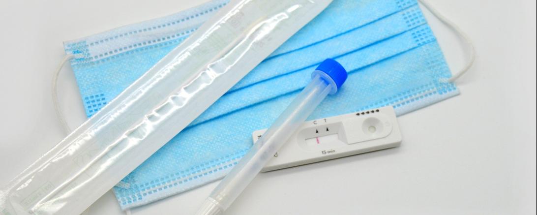 Das Bild zeigt einen Corona-Schnelltest. 